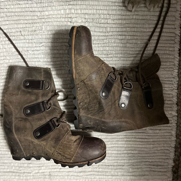 Sorel crackle leather hidden stacked wedge heel boots size 7.5 - Picture 3 of 4